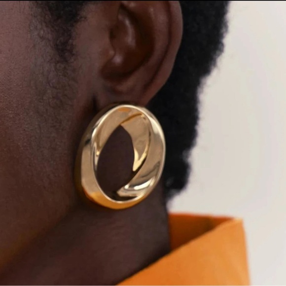 Zara Hollow Circle Gold Stud Earrings - Picture 3 of 13